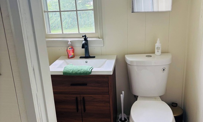 Manchester Center Autre | Tranquil farmhouse in Manchester - perfect for ski or summer fun!