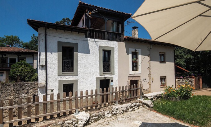 La Portilla Autre | Tranquil farmhouse with WiFi in charming Bricia