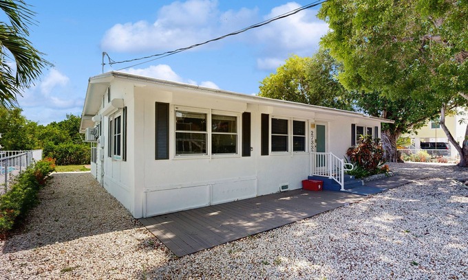 Breezeswept Beach Estates Maison | Tranquil Florida home with waterfront views, pool table & Wifi