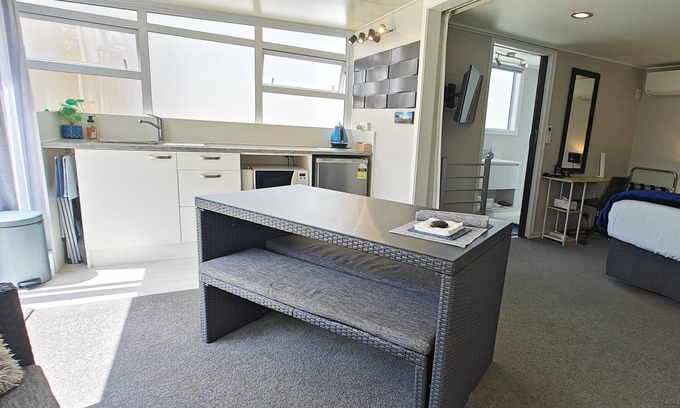 Tauranga Maison | Private Detached with Kitchenette and Ensuite