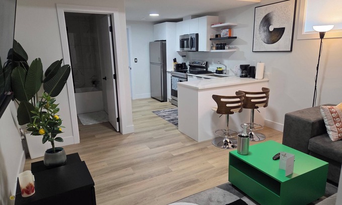 Southwest Edmonton Maison | Tranquil Getaway.nnHome located near golf course.Enjoy this calm & stylish suite