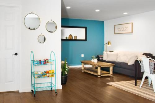 Valley Village Maison | Tranquil Getaway Retreat Sleeps 8 Guest Home