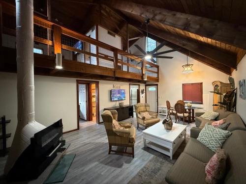Indian River Estates Maison | Tranquil, Inviting, and Unique Cedar Cabin Home with Modern Finishes, Smart TV's, and WIFI!