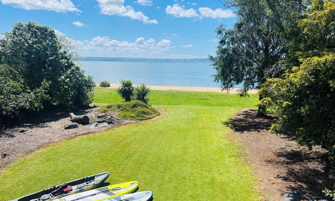 Holdens Bay Maison | Tranquil Lake Side Retreat: Your Perfect Getaway In Holdens Bay