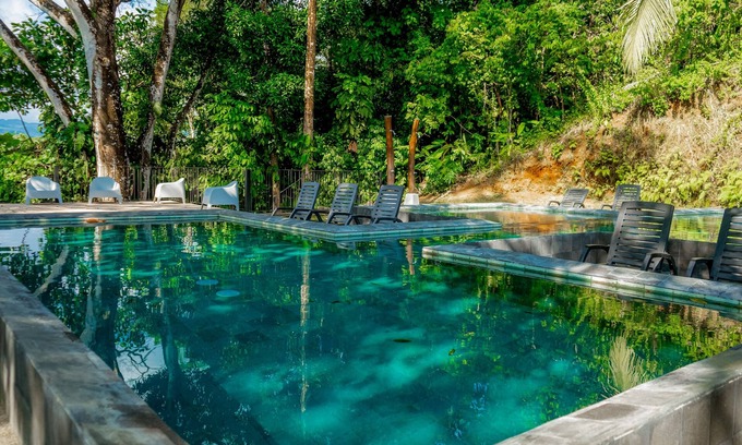 Jaco Appartement | Tranquil lakefront apartment with stunning views & pool access