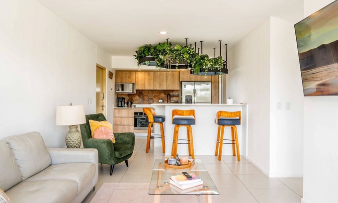 Jaco Appartement | Tranquil lakefront apartment with stunning views & pool access