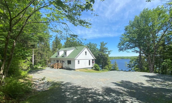 Lunenburg County Maison | Tranquil Lakefront Property, Situated in the Heart of the South Shore