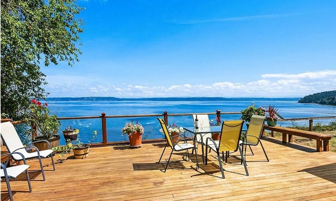 Burley Maison | Tranquil Mid-Century View Home