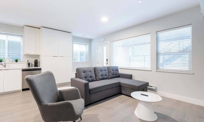 White Rock Maison | Tranquil & Modern: Close to Promenade & Pier ~ Pkg