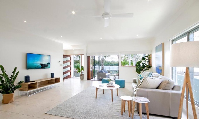 Tewantin Maison | Tranquil & Modern Riverside Getaway