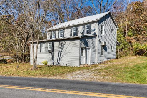 Mount Pleasant Mills Maison | Tranquil Mt Pleasant Mills Retreat on 60-Acre Farm