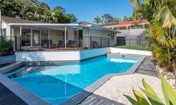 Carseldine Maison | Tranquil Oasis: 4BR Family Retreat with Large Pool
