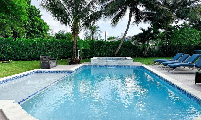 Lake Clarke Shores Maison | Palm Beach Single Family Home 5BR / 4BTH, piscine privée et bain à remous, cinéma maison