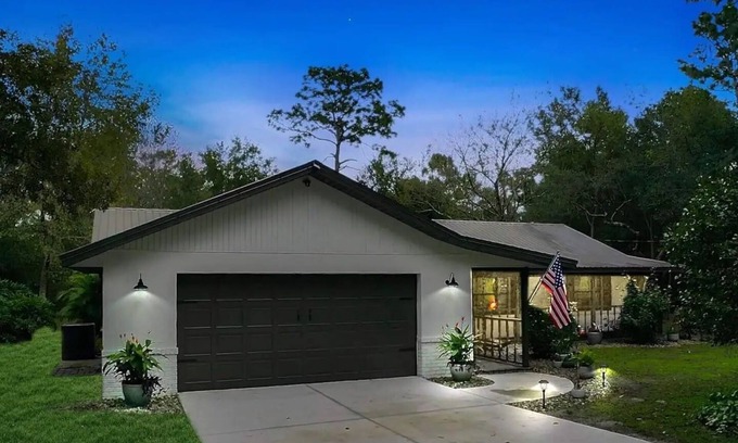 Deltona Lakes Maison | Tranquil & Peaceful Poolside Retreat Awaits You!
