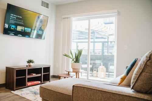 Overland Appartement | Tranquil Poolside Retreat in Colorado's Heart