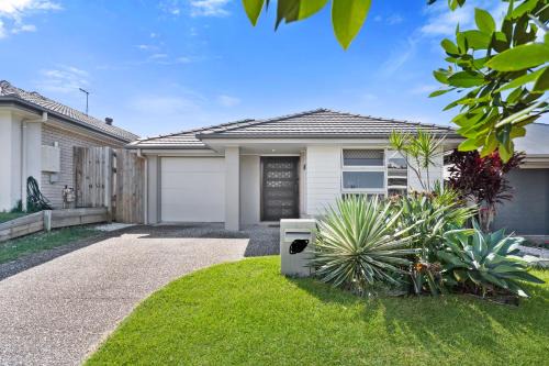 North Lakes Maison | Tranquil Retreat Brisbane North