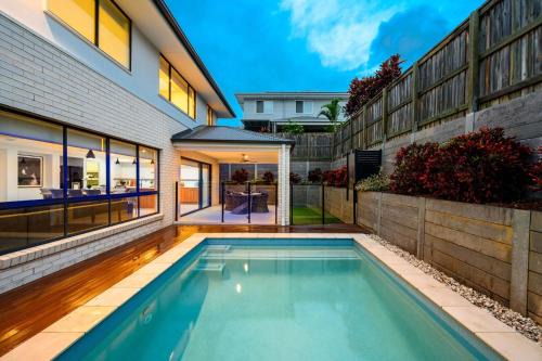 Bridgeman Downs Maison | Tranquil Retreat Spacious Home with Pool