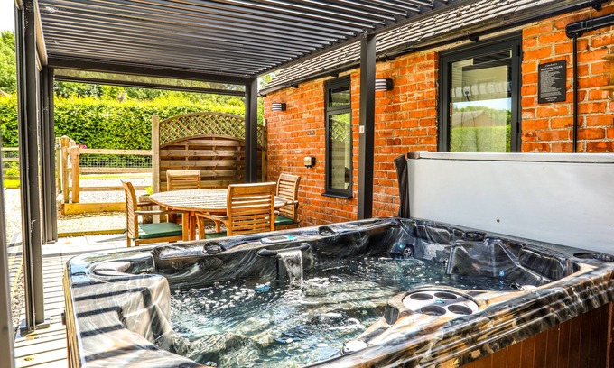 Deerhurst Cottage | Tranquil Retreat with Private Hot Tub - Wharf Annex