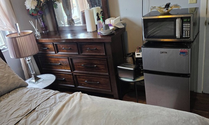Roosevelt Maison | Tranquil room and bathroom in a house with AC and central heating system