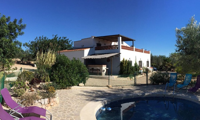 Costa Dorada Villa | Propriété rurale tranquille située dans des oliveraies avec vue sur la mer, avec une connexion Wi-Fi