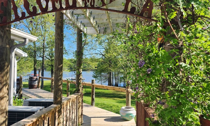 Benton Appartement | Tranquil setting! Desired location on Ky Lake with dock. Minutes to town.