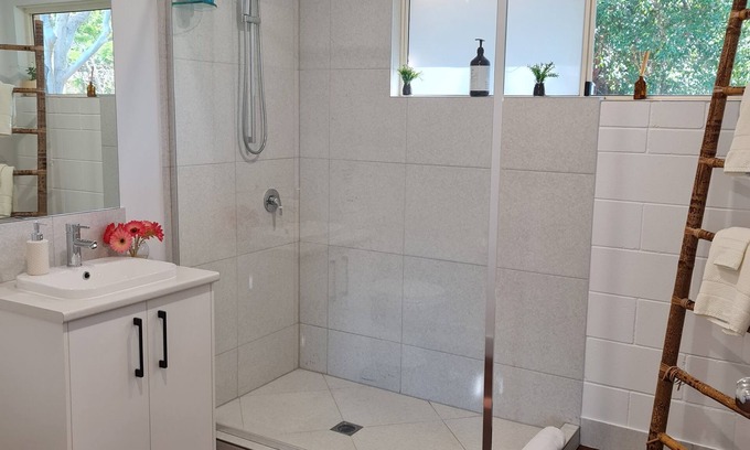 Cooroibah Maison | Tranquil Space in newly renovated Cottage in Cooroibah