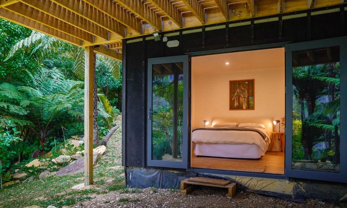 Furneaux Appartement | Tranquil space off nestled among native bush off Queen Charlotte Track