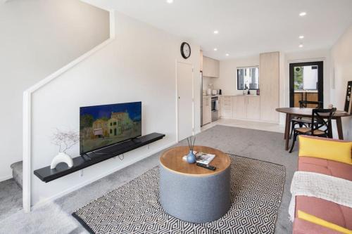 Lower Hutt Maison | Tranquil Stay at Rainey Grove