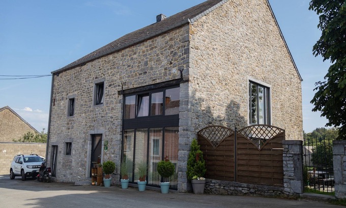 Doische Cottage | Gîte spacieux avec jardin clos près de la forêt à Gimnée