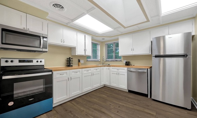 Gahanna Maison | Tranquil Stay in Columbus Ohio. Buzzing restaurant Plaza, EV Charger, 3 bedroom