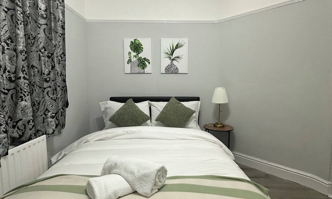 Goresbrook Maison | Tranquil Stays at 3 bedroom House in Dagenham