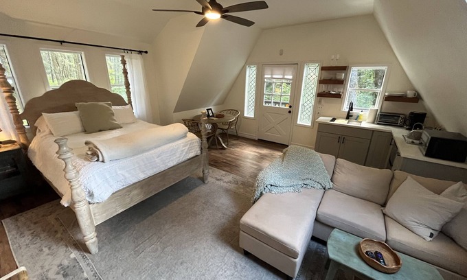 Grants Pass Appartement | Tranquil Studio Amongst the Pines Near Redwood Highway - Pet Friendly!
