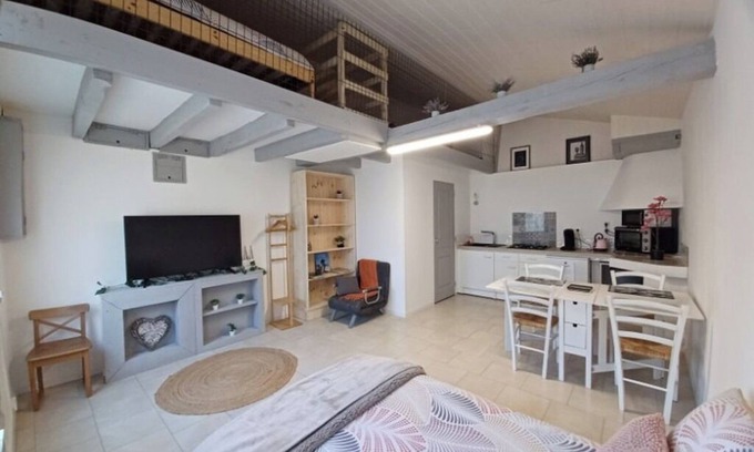 Pugnac Appartement | Tranquil studio with WiFi in charming Pugnac
