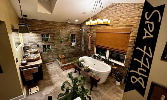 University City Maison | Tranquil three bedroom SpaHome in central St. Louis.
