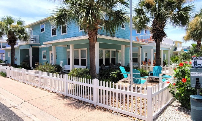 Port Aransas Maison | Tranquil Tides-Unique 3 BR House In Village Walk, Close to Beach, Heated Pools!