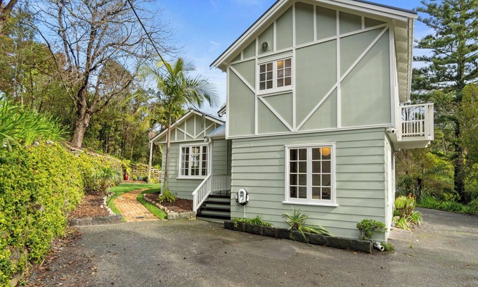 Titirangi Maison | Tranquil Treasure - Titirangi Holiday Home