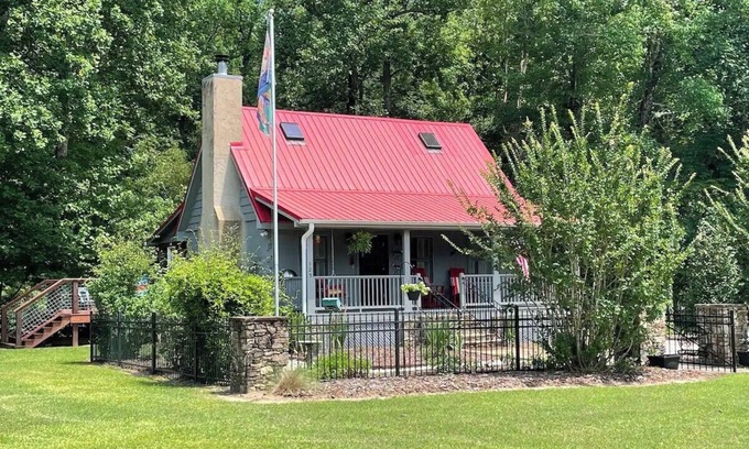 Sunset Cabine | Tranquil Waterfront Valley Cabin With Views