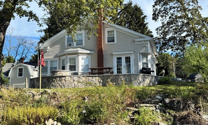 York Harbor Maison | Tranquility and ease: 3 bedroom home 3 minutes from York Harbor Beach