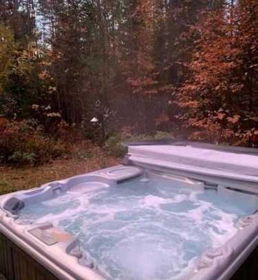 Rawdon Chalet De Ski | Tranquility at the edge of the woods- Hot Tub