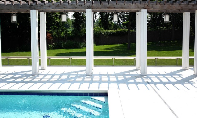 Shelter Island Maison | Base de tranquillité; Rénové par l'architecte, moderne du milieu du siècle avec piscine chauffée