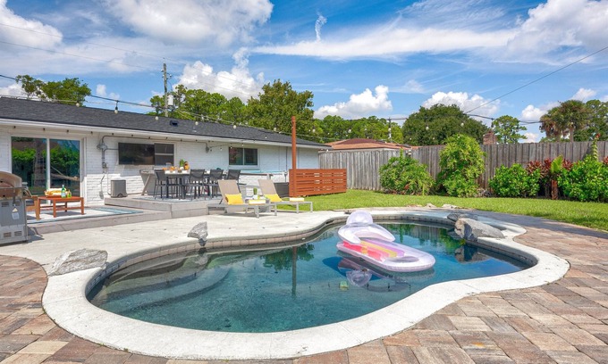 Isle of Palms Maison | 4BR Family Getaway Heated Pool 1 Level Near Mayo