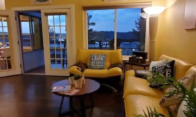 Oakhurst Maison | Tranquility Villa by the lake with green backyard. Free wifi, kayaks, bike, pool