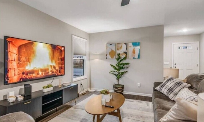 Fort Wayne Maison | Traveling worker-ready Transitional Modern Home!
