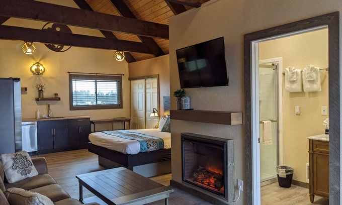 Ocean Shores Hôtel | Treasure Chest - Deluxe King Suite with Fireplace, Pet Friendly
