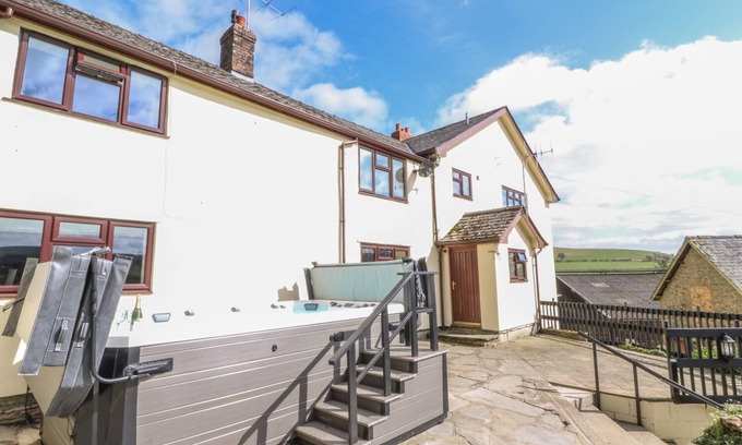 Bleddfa Cottage | TREBOETH, animaux de compagnie, avec bain à remous en Knighton, Ref 996559