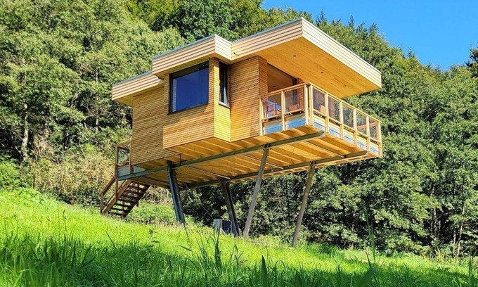 Uslar Appartement | Tree house Aurora, living/bedroom, bathroom - Baumhaushotel Solling