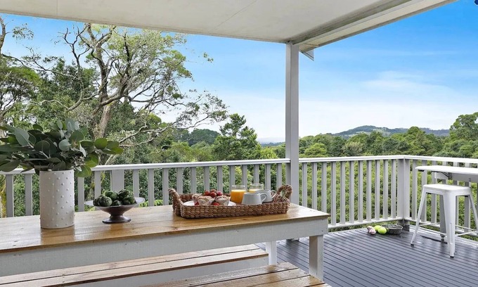 Robertson Maison | Tree-Scape Retreat – a serene oasis featuring breathtaking views, pet friendly accommodation