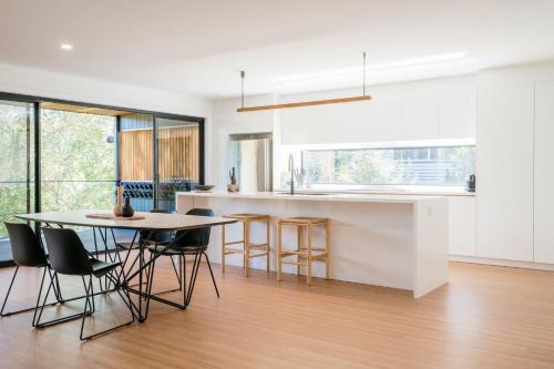 South Launceston Maison | Tree Top Treasure Itas