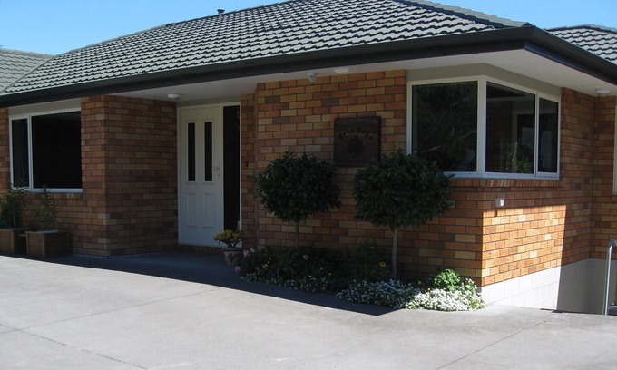 New Plymouth Maison | Tree Tops Apartment opposite Pukekura Park