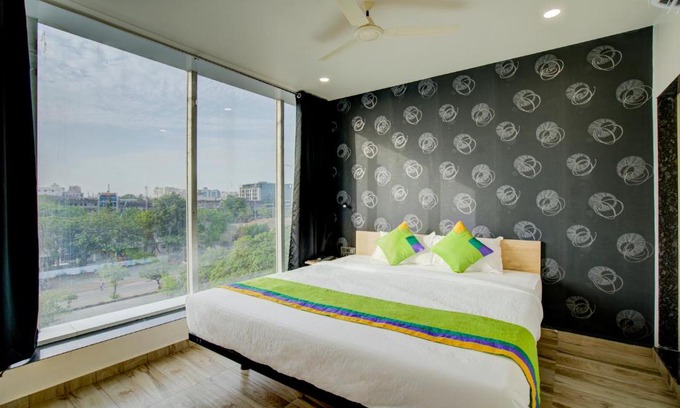 Udhna Hôtel | Treebo Grand Lotus - 3 km from Textile Market